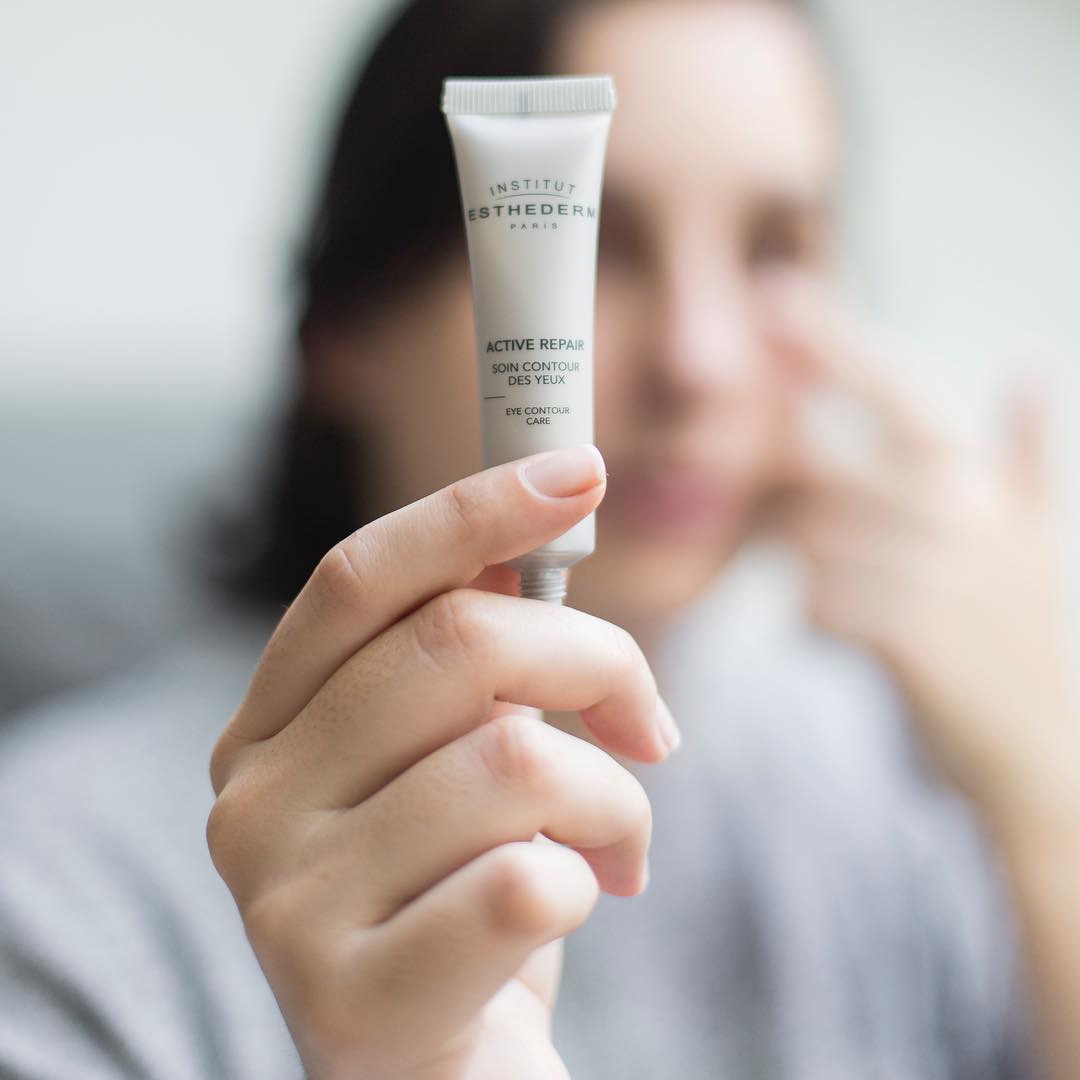Contour yeux et lèvres